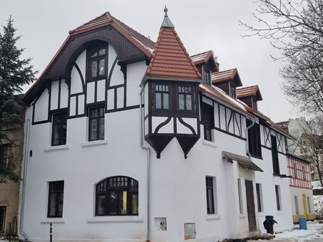 Kolejny budynek podnosi się z ruin