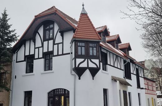 Kolejny budynek podnosi się z ruin
