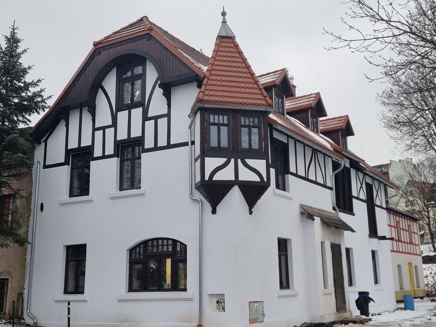 Kolejny budynek podnosi się z ruin