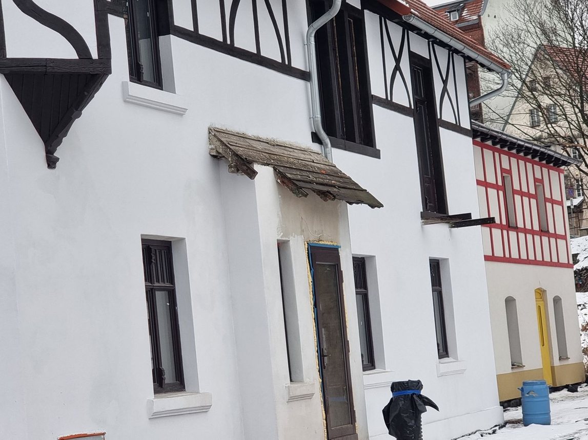 Kolejny budynek podnosi się z ruin
