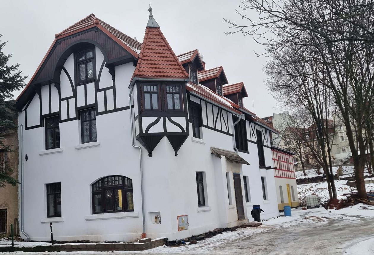 Kolejny budynek podnosi się z ruin