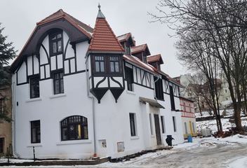 Kolejny budynek podnosi się z ruin