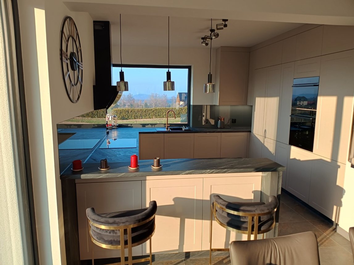 Szafa PLUS – Meble na wymiar: Personalizacja i Funkcjonalność dla Twojego Domu