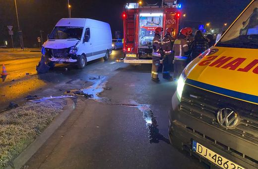 Zderzenie busa z osobówką