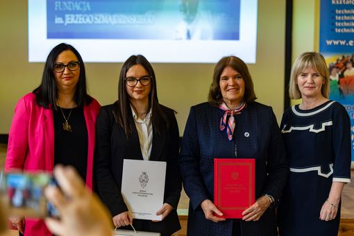 Od lewej: Eliza Cisło – mam Sary, Sara, M. Szmajdzińska, dyr. szkoły Joannna Marczewska.