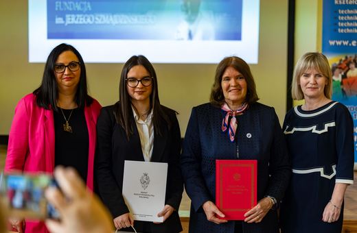 Od lewej: Eliza Cisło – mam Sary, Sara, M. Szmajdzińska, dyr. szkoły Joannna Marczewska.