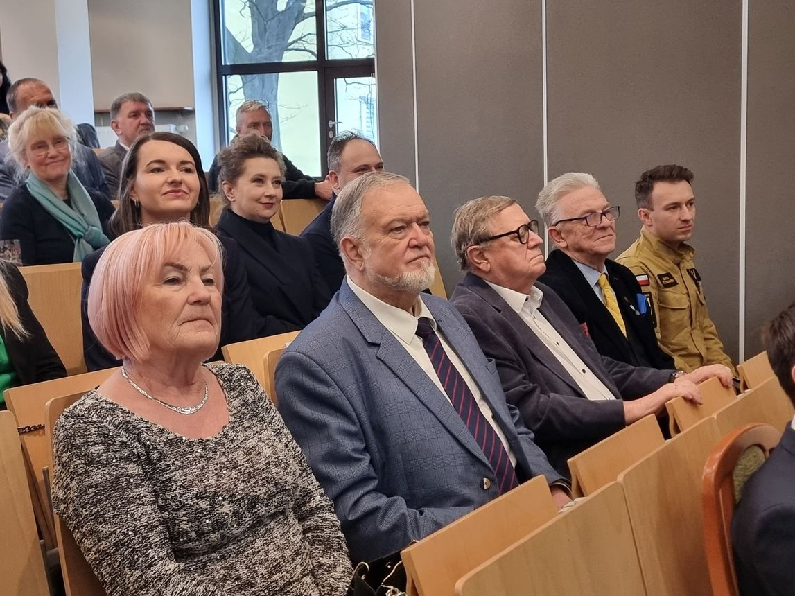 Dyplomy dla absolwentów Uniwersytetu Liderów