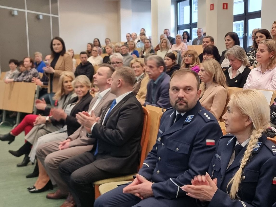 Dyplomy dla absolwentów Uniwersytetu Liderów