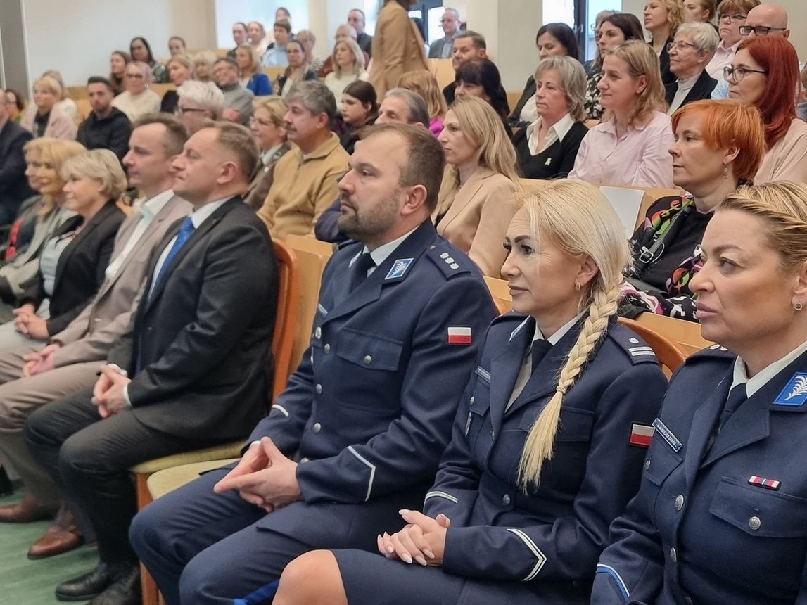Dyplomy dla absolwentów Uniwersytetu Liderów