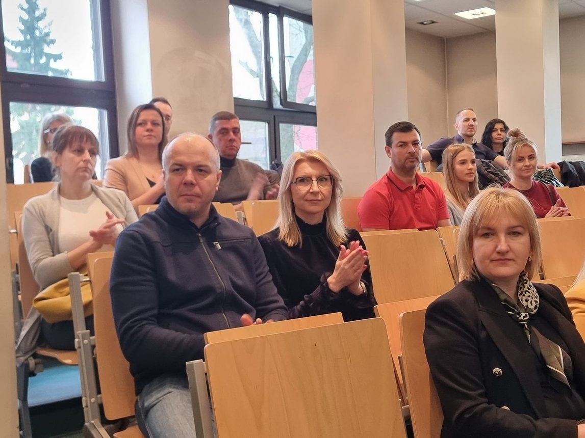Dyplomy dla absolwentów Uniwersytetu Liderów