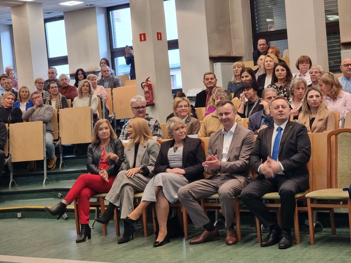 Dyplomy dla absolwentów Uniwersytetu Liderów