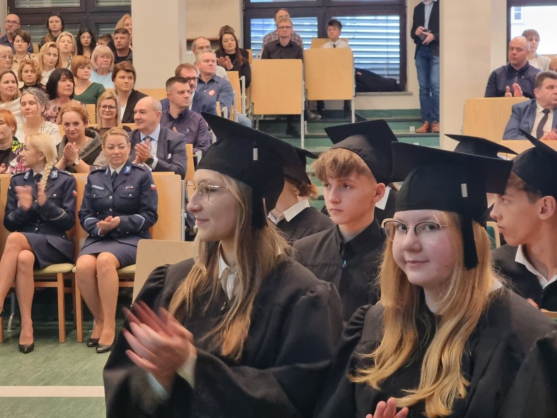 Dyplomy dla absolwentów Uniwersytetu Liderów