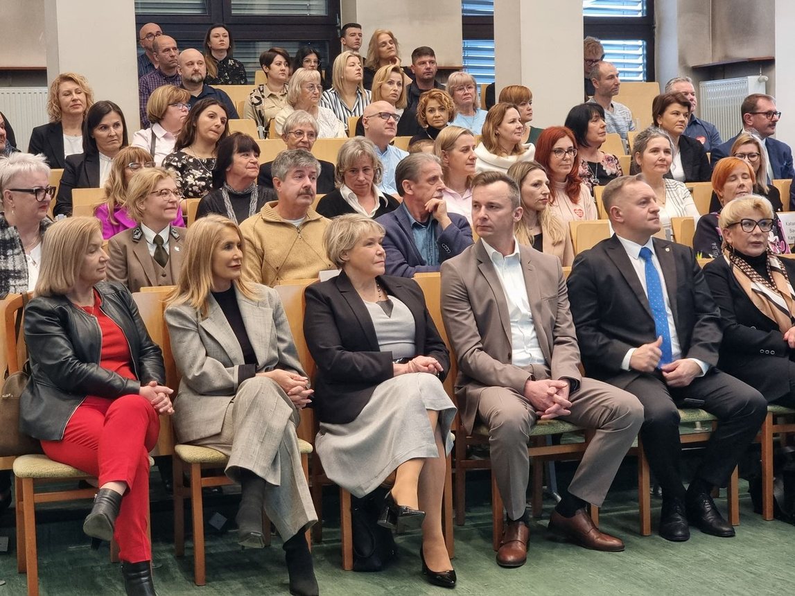 Dyplomy dla absolwentów Uniwersytetu Liderów