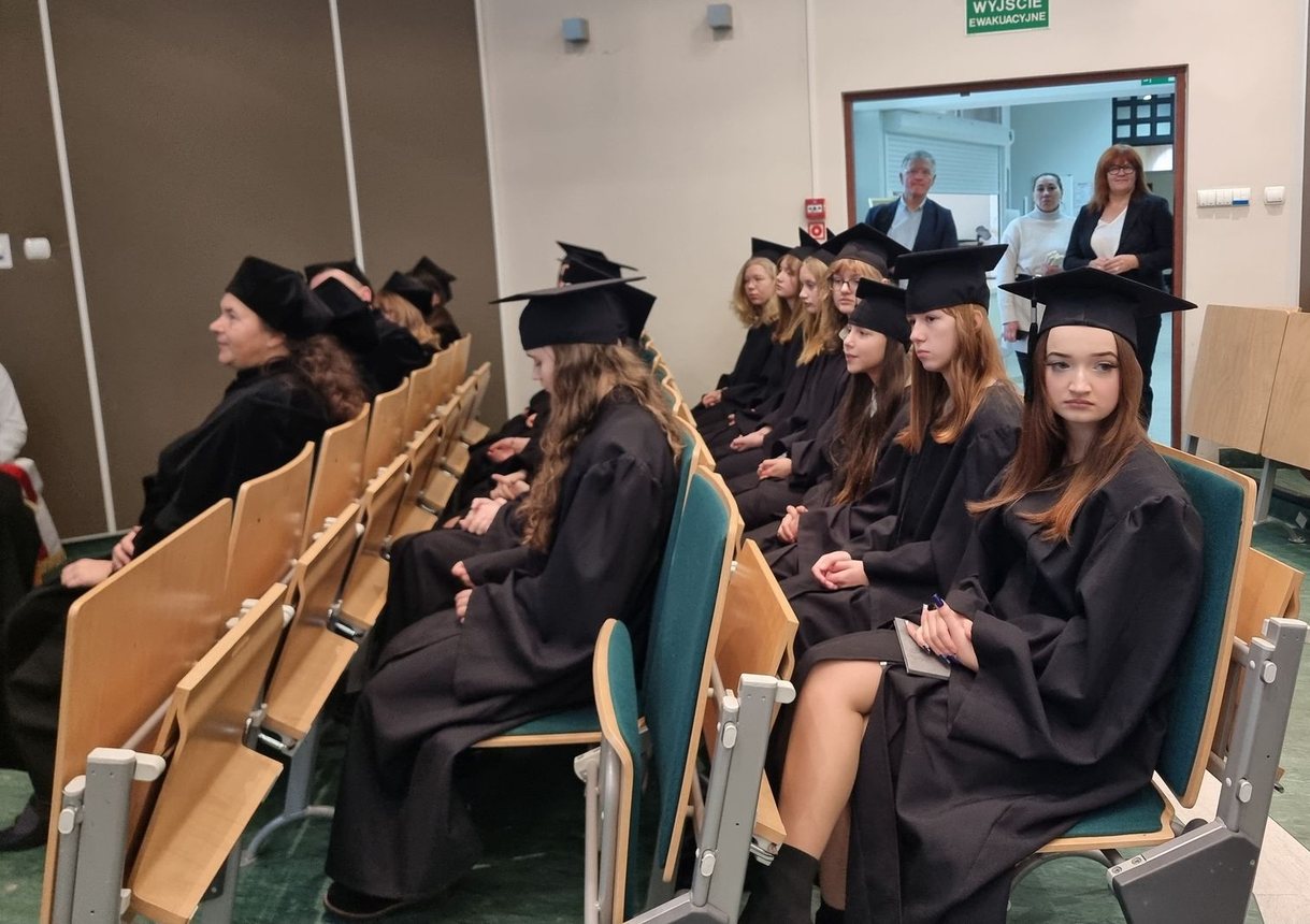 Dyplomy dla absolwentów Uniwersytetu Liderów