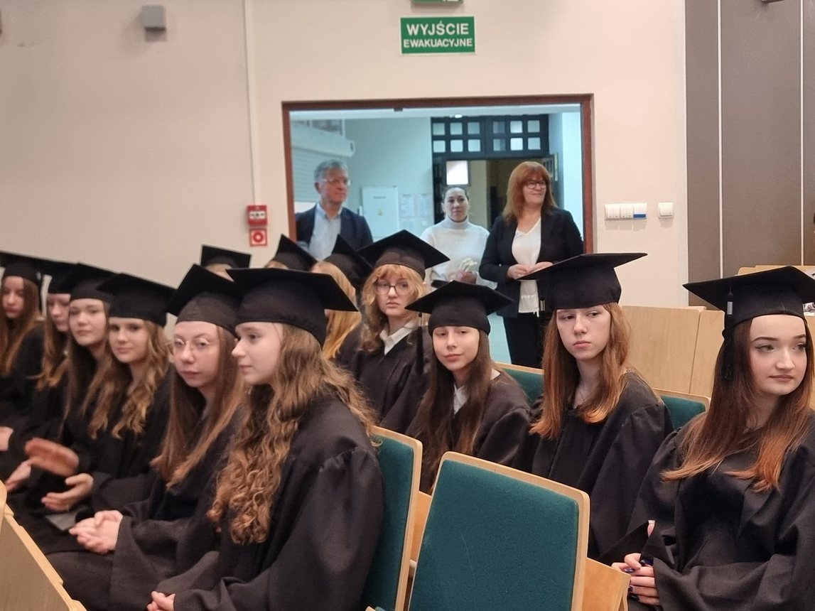 Dyplomy dla absolwentów Uniwersytetu Liderów