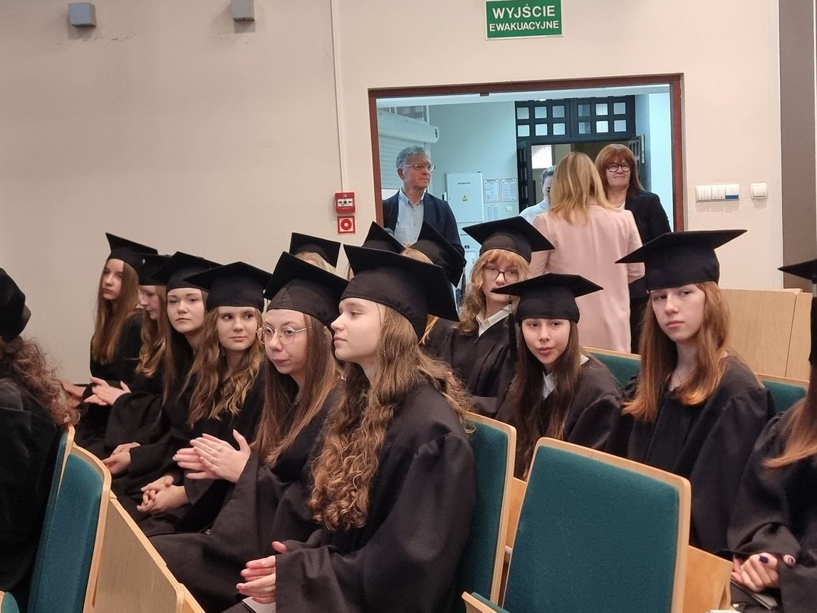 Dyplomy dla absolwentów Uniwersytetu Liderów