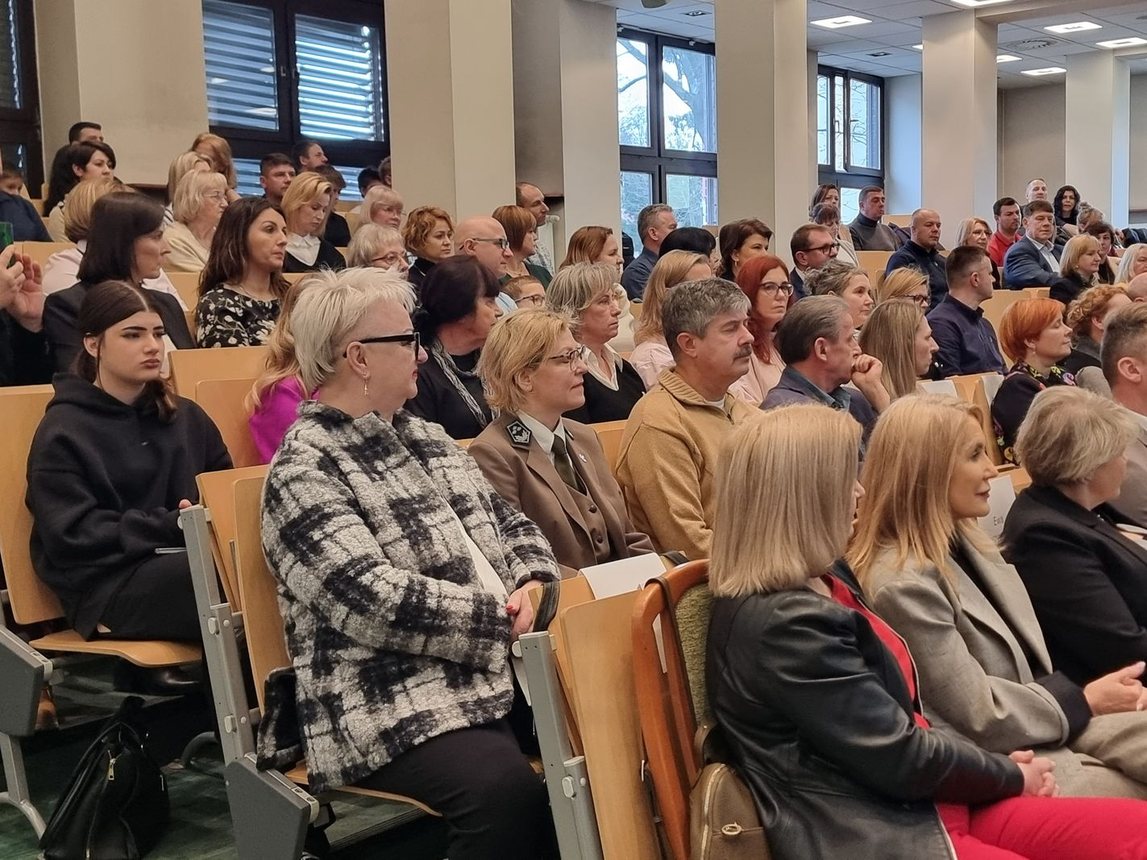 Dyplomy dla absolwentów Uniwersytetu Liderów