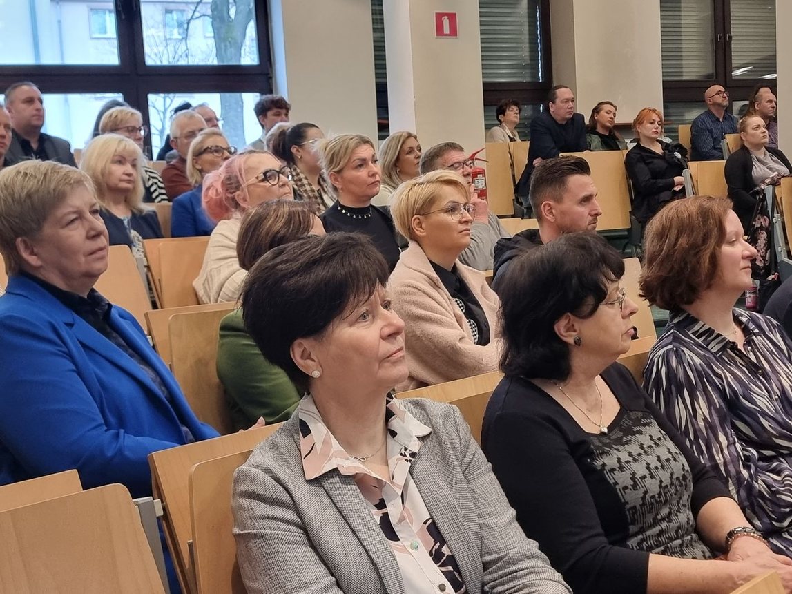 Dyplomy dla absolwentów Uniwersytetu Liderów