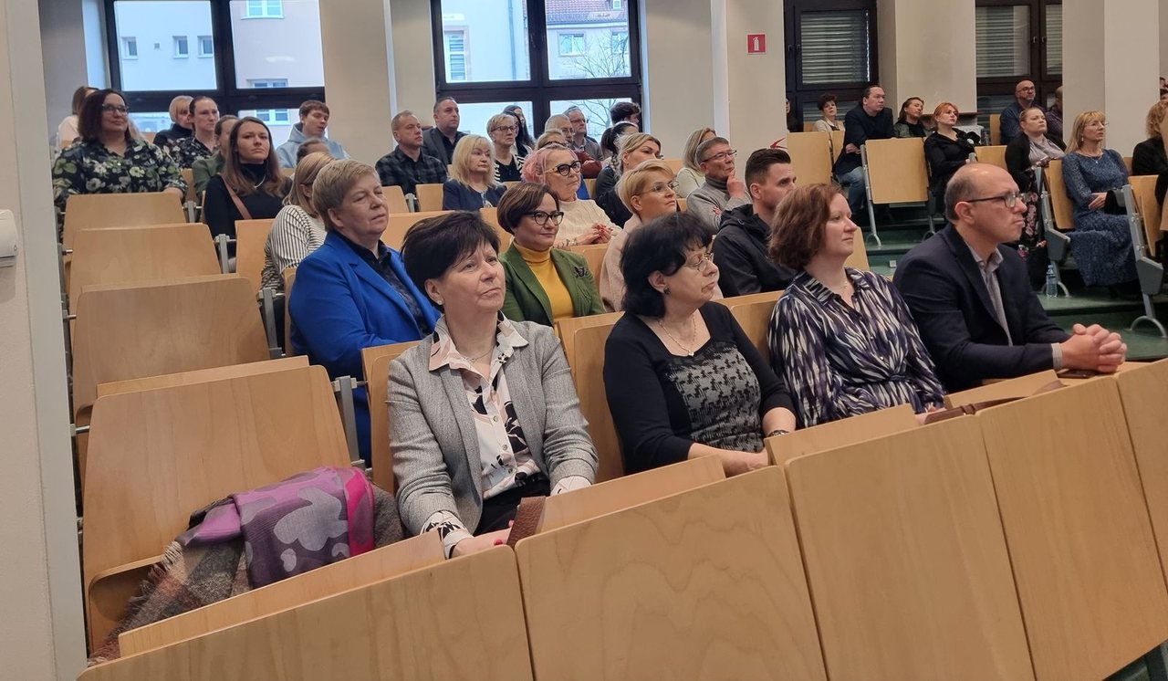 Dyplomy dla absolwentów Uniwersytetu Liderów