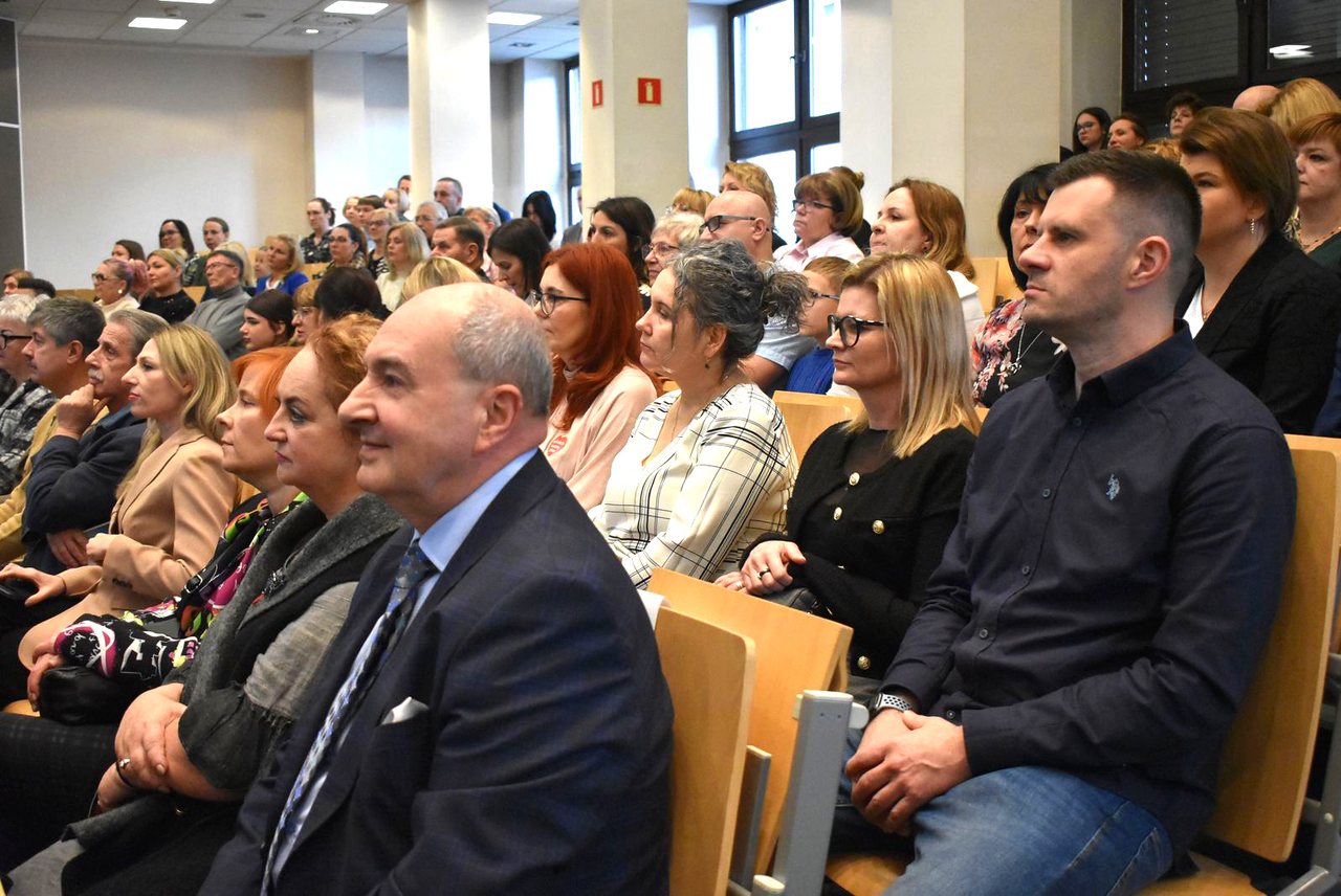 Dyplomy dla absolwentów Uniwersytetu Liderów