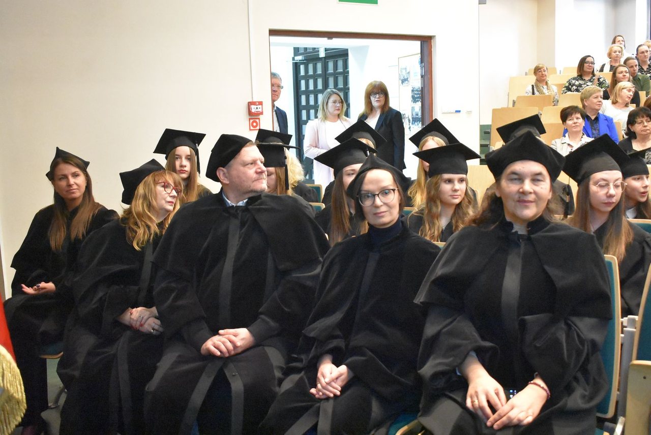 Dyplomy dla absolwentów Uniwersytetu Liderów