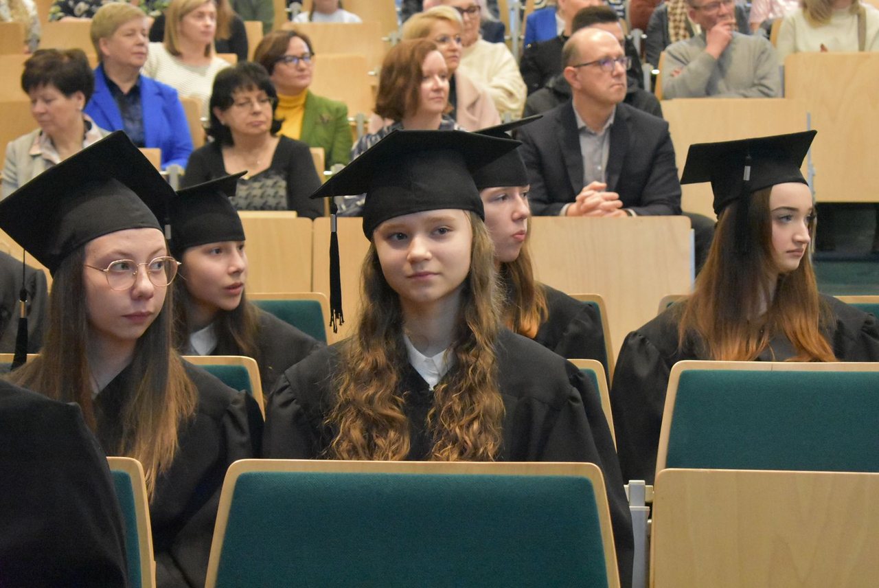Dyplomy dla absolwentów Uniwersytetu Liderów