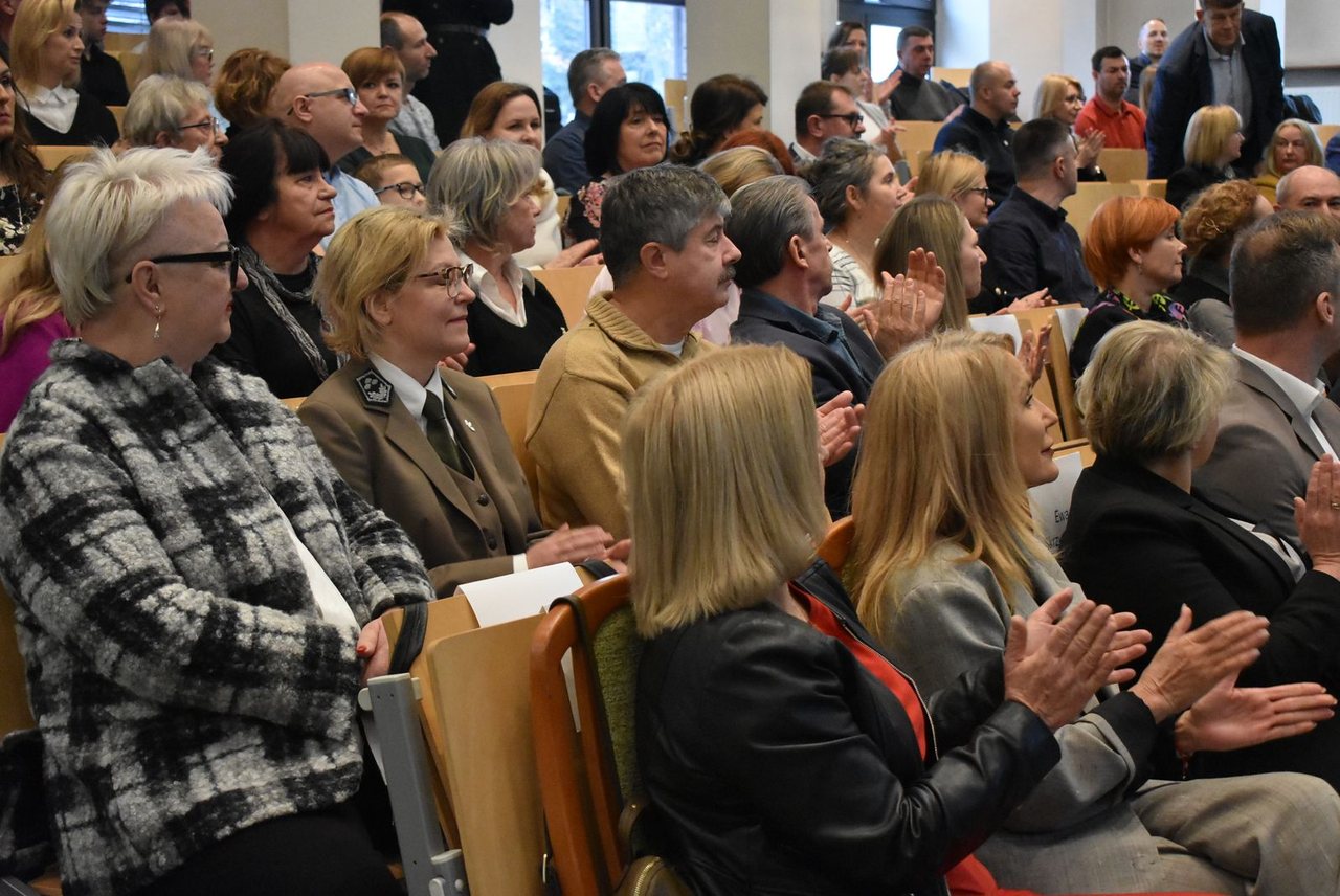 Dyplomy dla absolwentów Uniwersytetu Liderów
