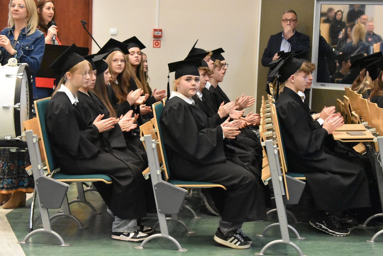 Dyplomy dla absolwentów Uniwersytetu Liderów