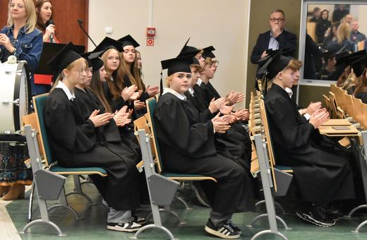 Dyplomy dla absolwentów Uniwersytetu Liderów