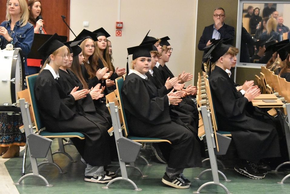 Dyplomy dla absolwentów Uniwersytetu Liderów