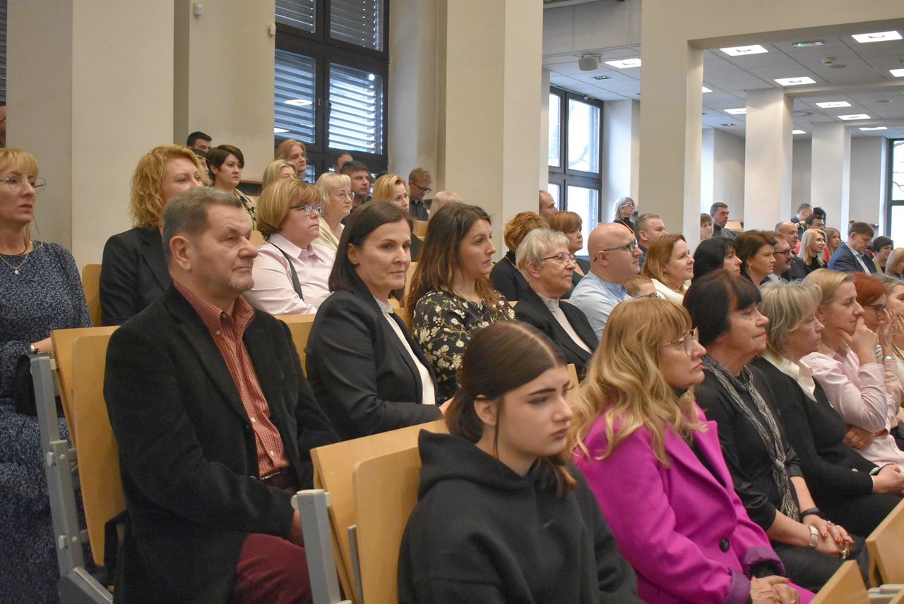 Dyplomy dla absolwentów Uniwersytetu Liderów