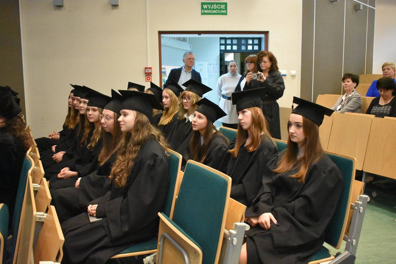 Dyplomy dla absolwentów Uniwersytetu Liderów