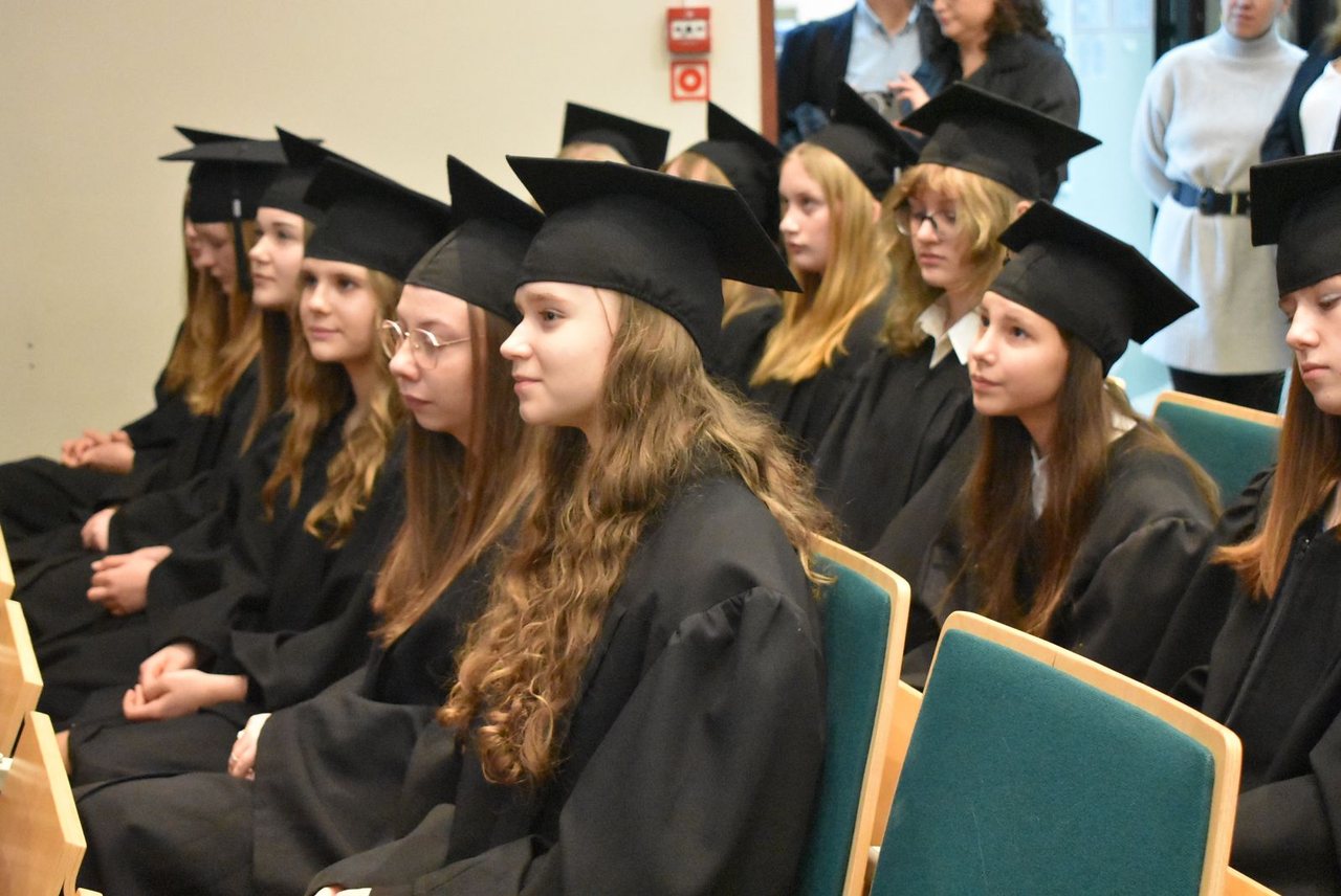 Dyplomy dla absolwentów Uniwersytetu Liderów