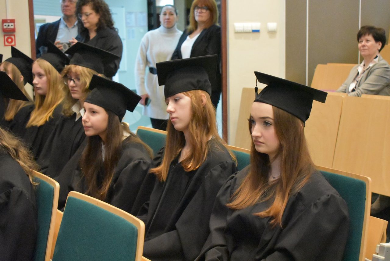 Dyplomy dla absolwentów Uniwersytetu Liderów