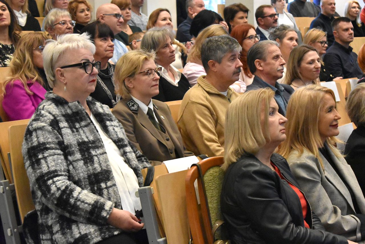 Dyplomy dla absolwentów Uniwersytetu Liderów