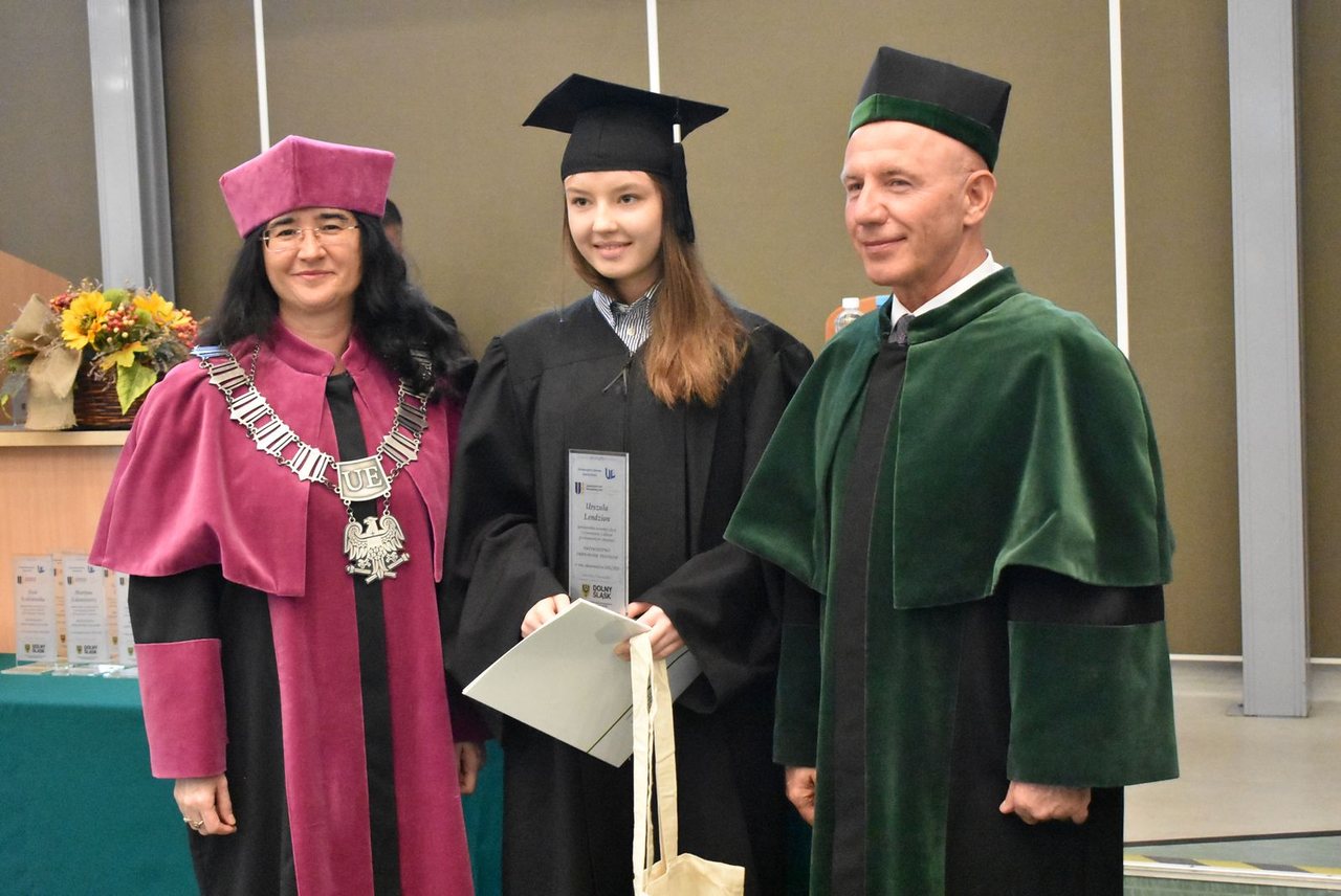 Dyplomy dla absolwentów Uniwersytetu Liderów