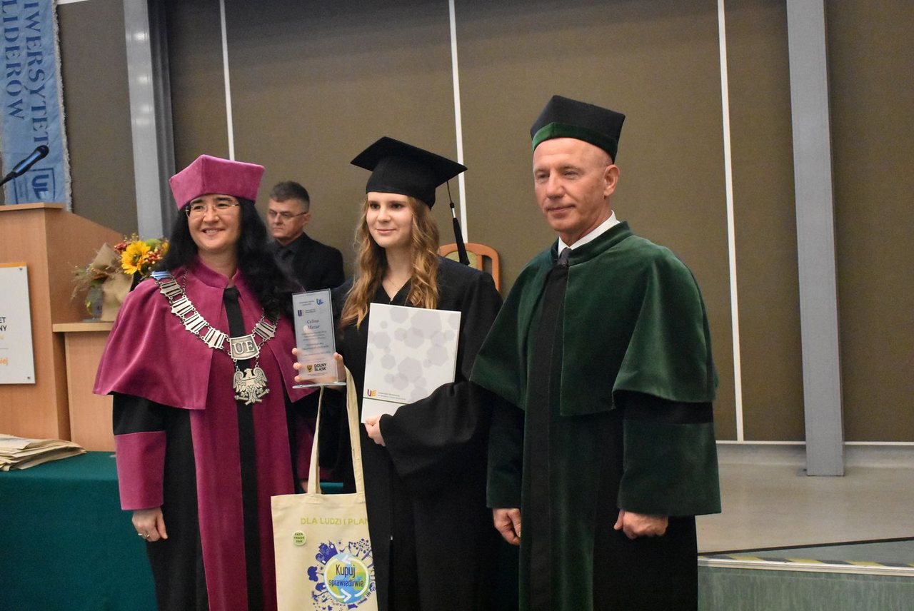 Dyplomy dla absolwentów Uniwersytetu Liderów