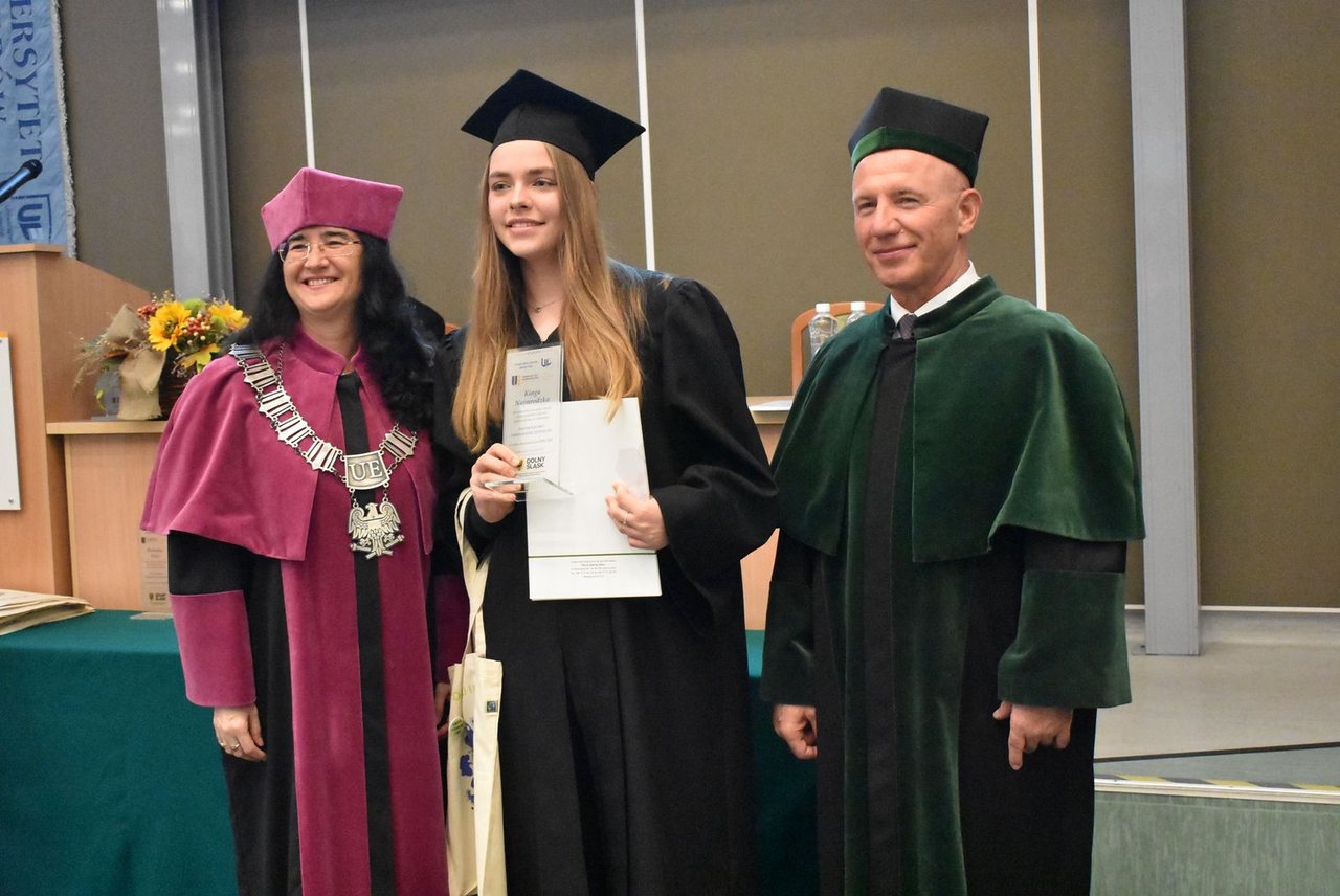 Dyplomy dla absolwentów Uniwersytetu Liderów