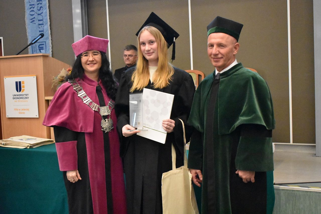 Dyplomy dla absolwentów Uniwersytetu Liderów