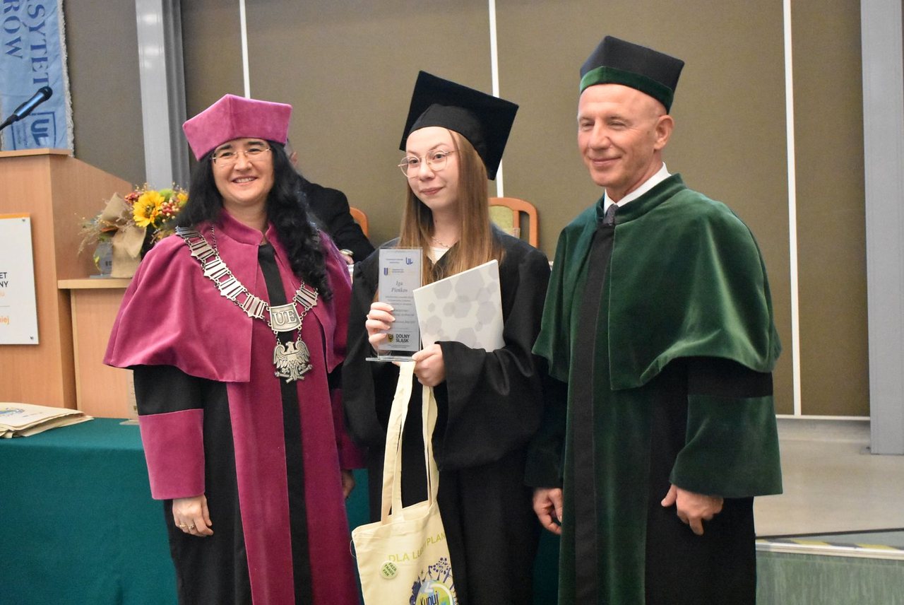 Dyplomy dla absolwentów Uniwersytetu Liderów