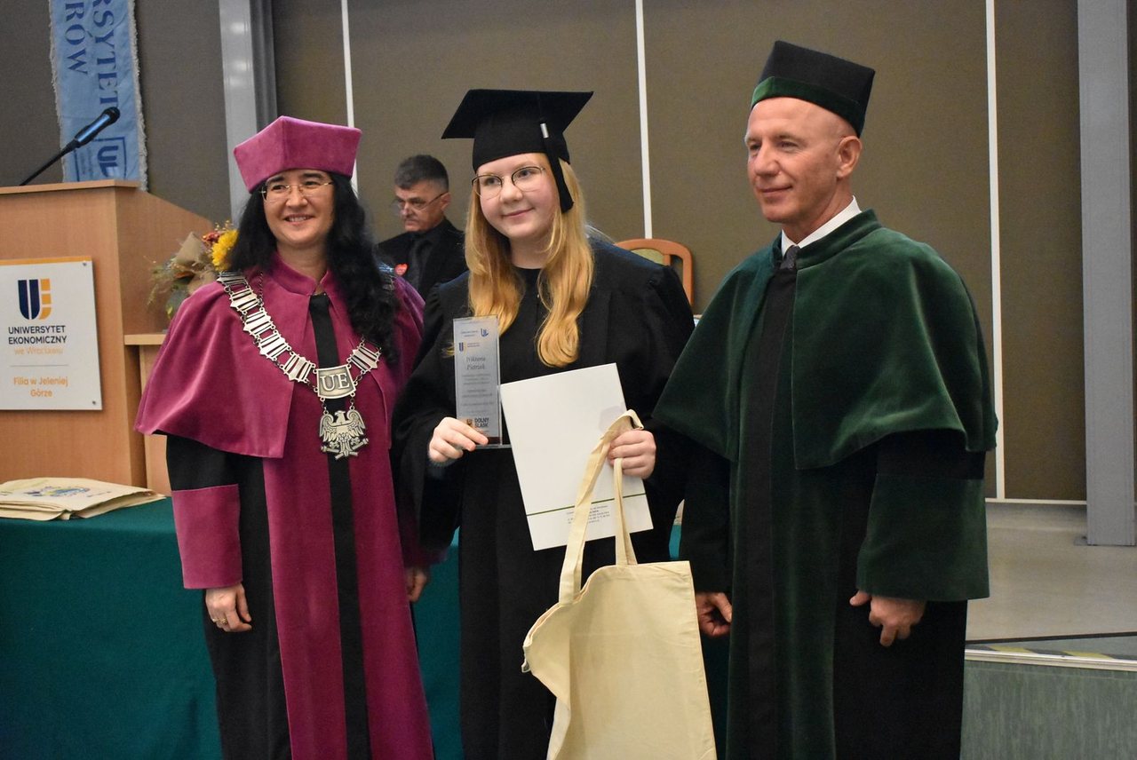 Dyplomy dla absolwentów Uniwersytetu Liderów