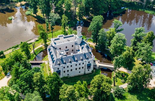 Zamek Karpniki – od warowni po hotel