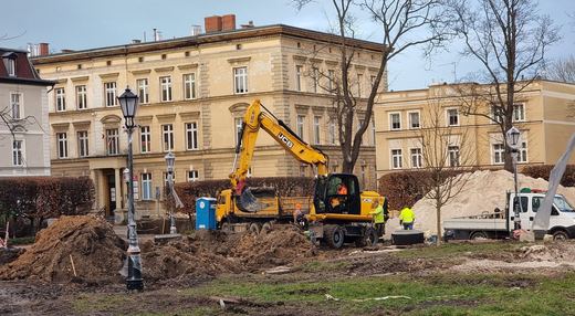 Wznowienie prac na skwerze