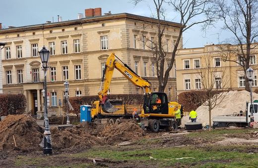 Wznowienie prac na skwerze