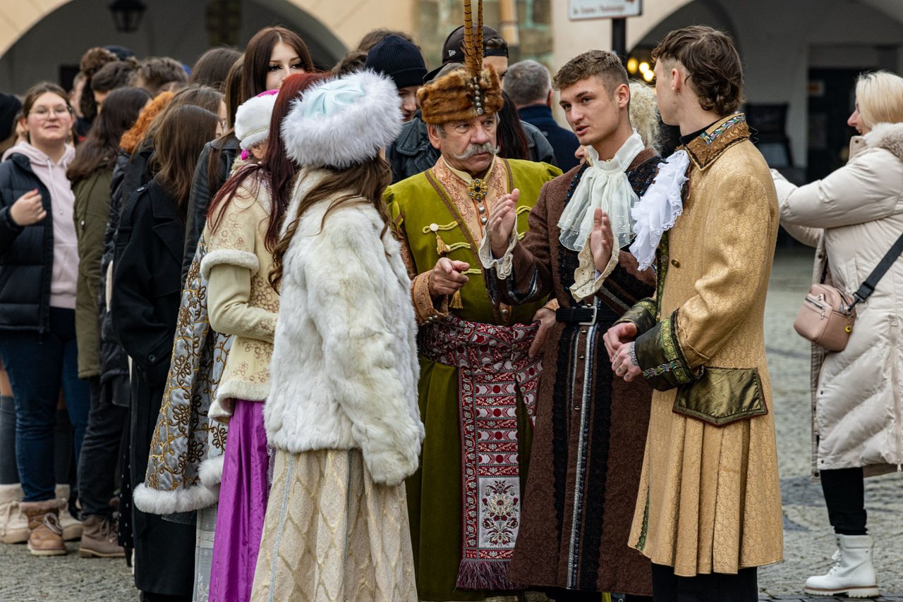 Maturzyści zatańczyli Poloneza