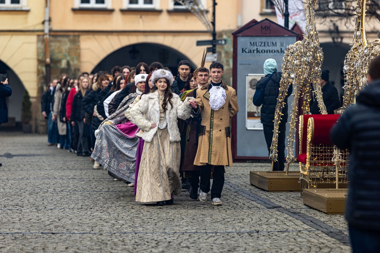 Maturzyści zatańczyli Poloneza