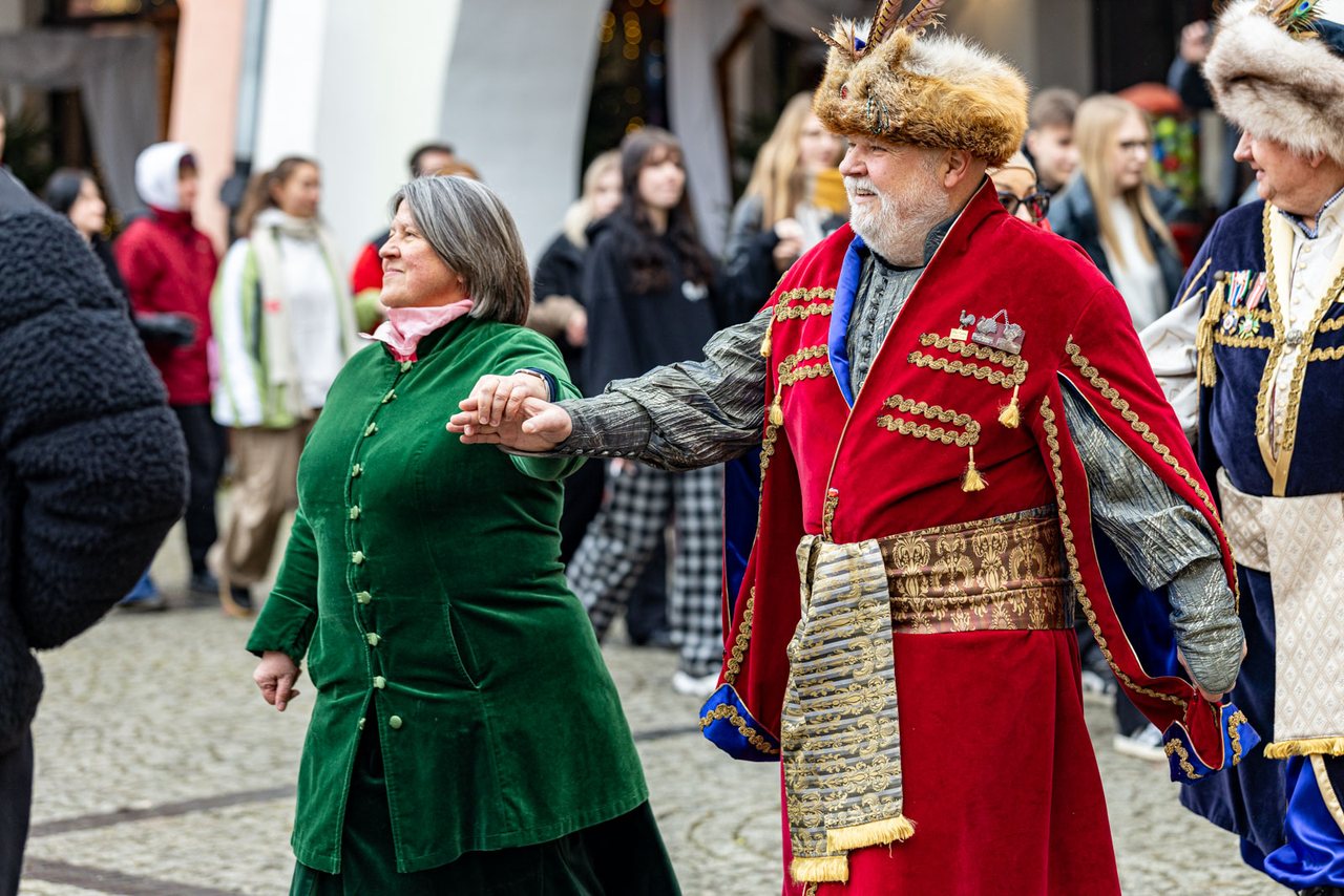 Maturzyści zatańczyli Poloneza