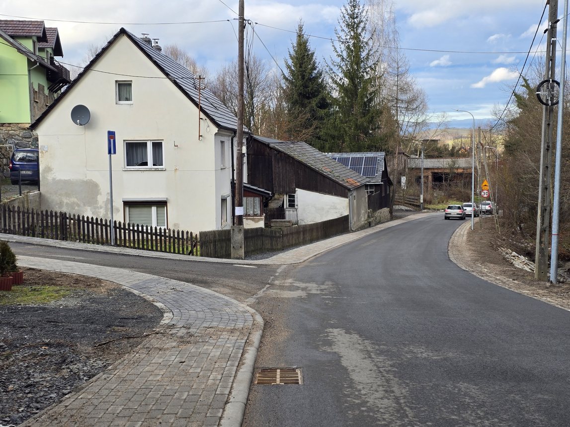Powiat przebudował drogę w Siedlęcinie