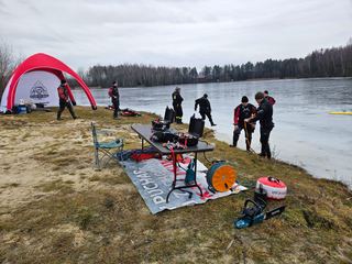 Strażacy nurkowali pod lodem