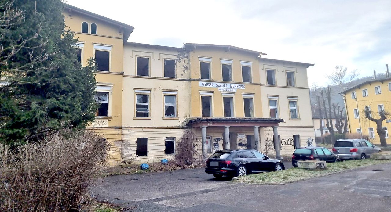 Trwa demolka szkoły w Sobieszowie